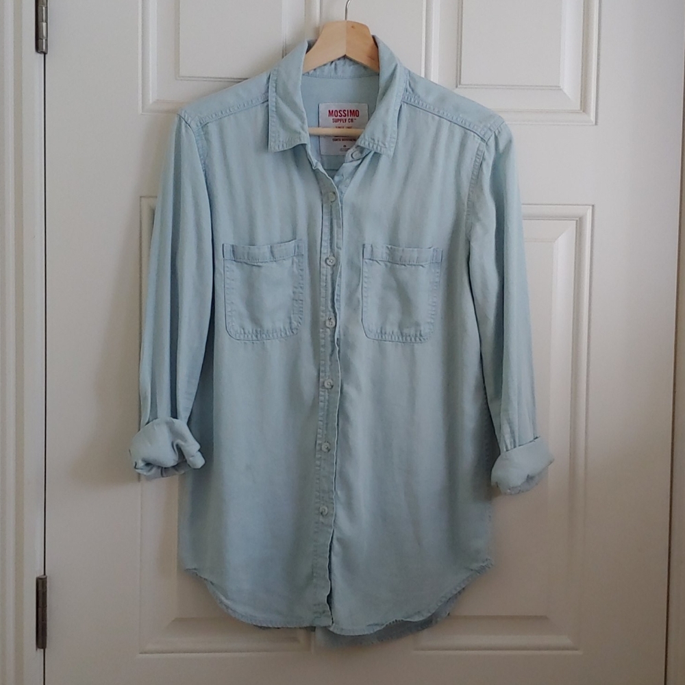 NWOT Soft Lightwash Button Up